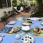 לינה וארוחת בוקר Aprisa Garden 3*