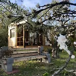 לינה וארוחת בוקר Aprisa Garden 3*